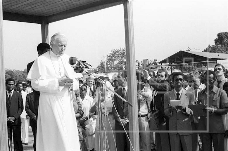 San Juan Pablo II durante su visita apostólica a Guinea Ecuatorial en 1982